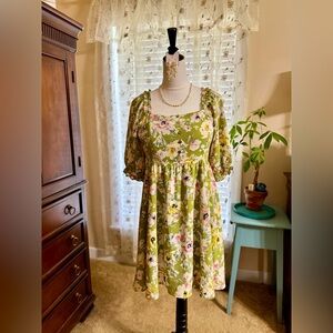 Staccato Pale Green Floral Puff Sleeve Dress.She is lined and comfy. Size Large.
